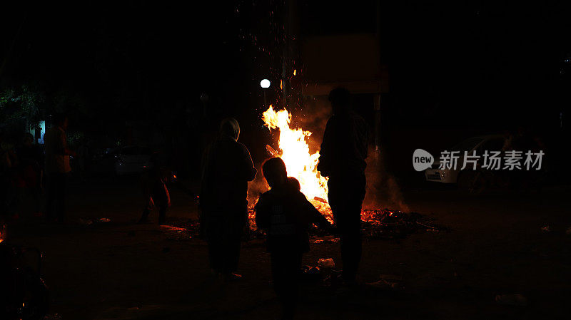 人们在晚上庆祝“Holika Dahan”或“Lohri”节